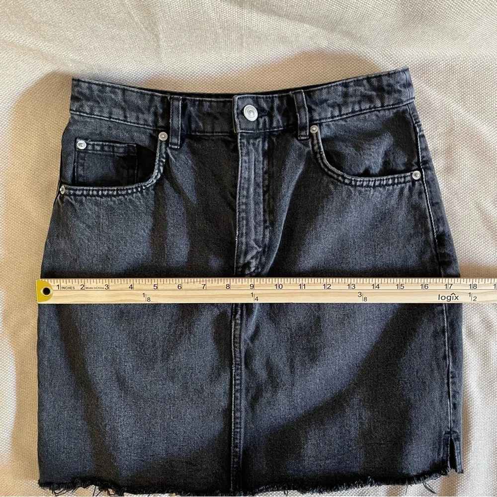 H&M Black Denim Mini Skirt Sz 6 - Raw Hem Grunge Style High Waisted